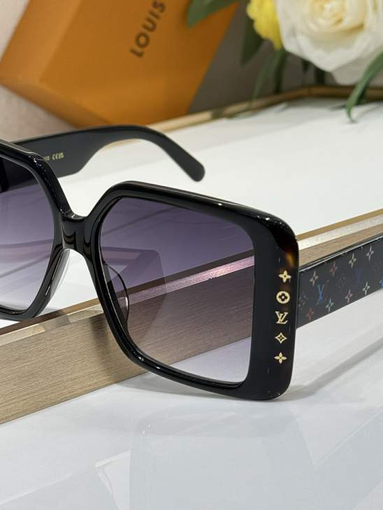 Picture of Louis Vuitton Sunglasses _SKUfw77619512fw